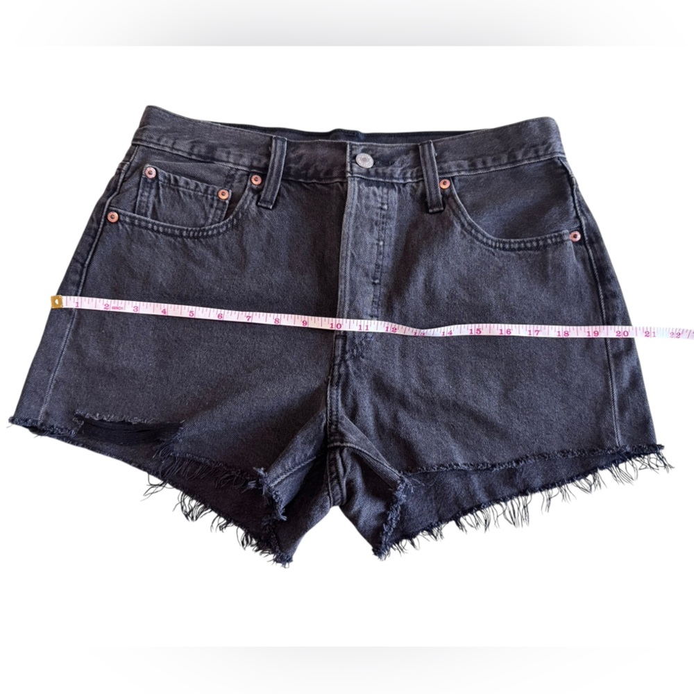 Levi's Women's 501 Original High Rise Shorts 2.5 In - Black Distressed Size 29 - Picture 6 of 12